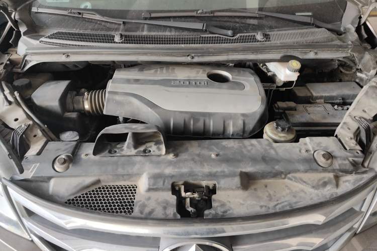 Used SAIC MAXUS G10 2016 2.0T Automatic Executive Edition Engine Bay