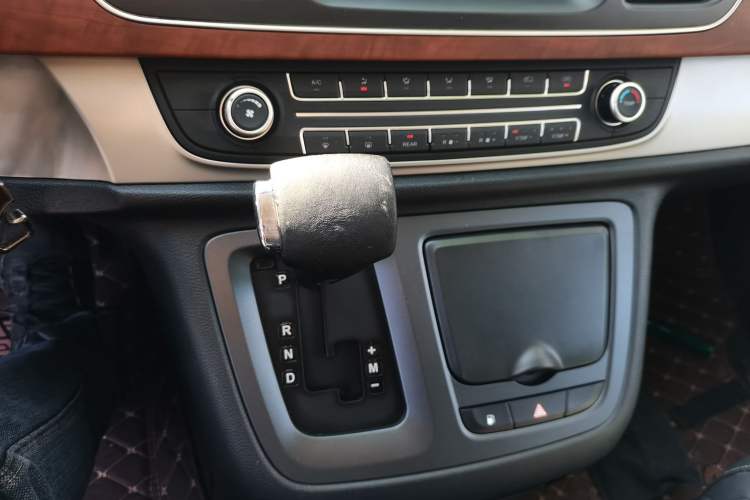 Used SAIC MAXUS G10 2016 2.0T Automatic Luxury Edition Gear Lever