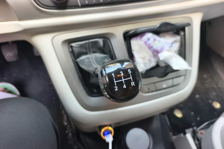 Used SAIC MAXUS G10 2016 2.4L Manual Elite Edition Gear Lever