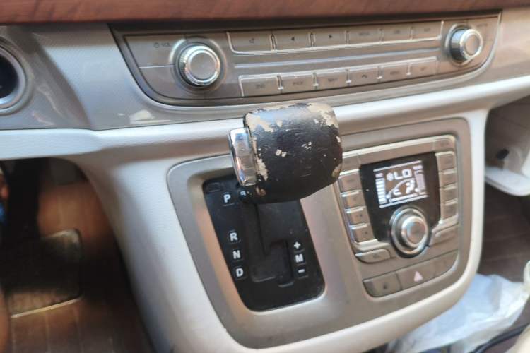 Used SAIC MAXUS G10 2016 2.0T Automatic Executive Edition Gear Lever