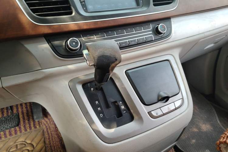 Used SAIC MAXUS G10 2016 2.0T Automatic Elite Edition Gear Lever