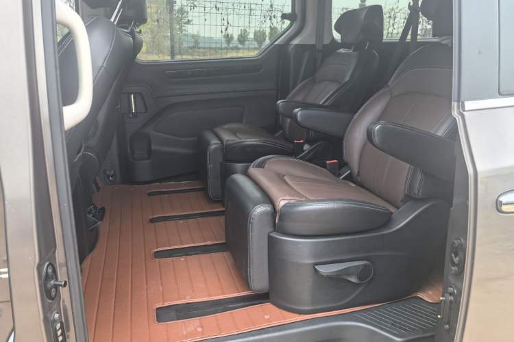 Used SAIC MAXUS G10 2016 2.0T Automatic Luxury Executive Edition Interior 2