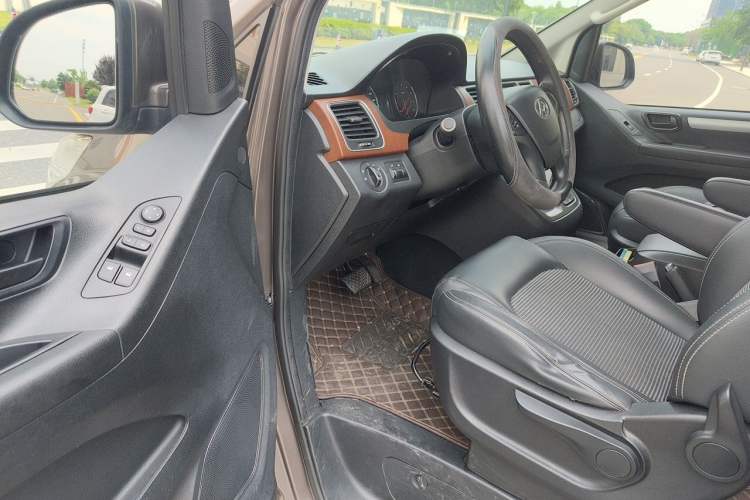 Used SAIC MAXUS G10 2016 2.0T Automatic Elite Edition Interior 3