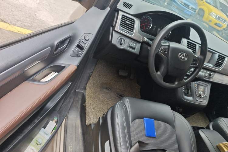 Used SAIC MAXUS G10 2016 2.0T Automatic Elite Edition Interior 3