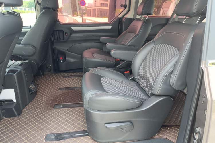 Used SAIC MAXUS G10 2016 2.0T Automatic Elite Edition Interior 4