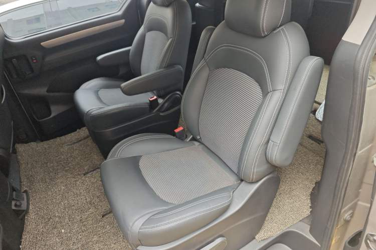 Used SAIC MAXUS G10 2016 2.0T Automatic Elite Edition Interior 4