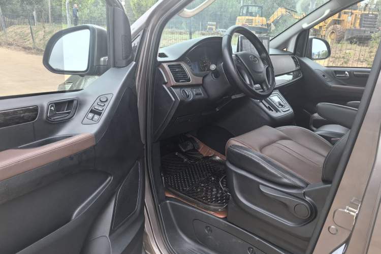 Used SAIC MAXUS G10 2016 2.0T Automatic Luxury Executive Edition Left Front Seat