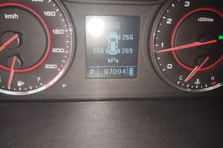 Used SAIC MAXUS G10 2016 2.0T Automatic Luxury Executive Edition Odometer Close Up