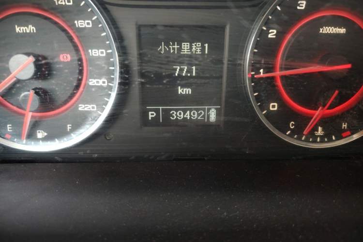 Used SAIC MAXUS G10 2016 2.0T Automatic Elite Edition Odometer Close Up