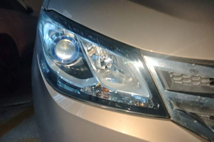 Used SAIC MAXUS G10 2016 2.0T Automatic Elite Edition Right Front Headlight