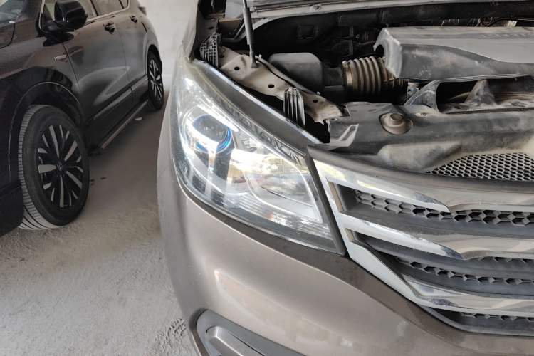 Used SAIC MAXUS G10 2016 2.0T Automatic Executive Edition Right Front Headlight