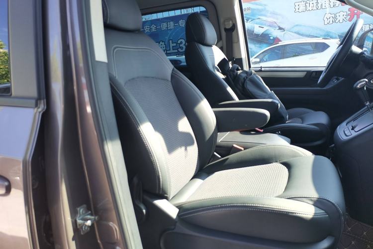 Used SAIC MAXUS G10 2016 2.0T Automatic Luxury Edition Right Front Seat