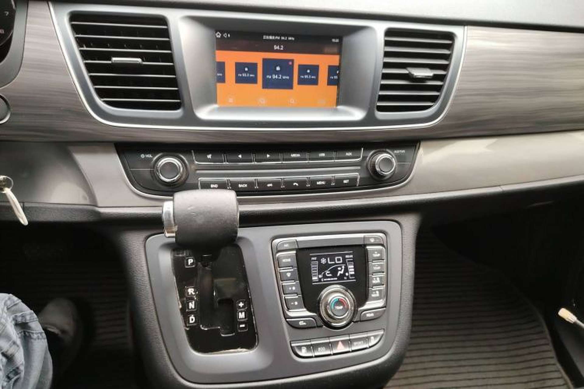 Used SAIC MAXUS G10 2016 2.0T Automatic Elite Edition Audio And AC Panel