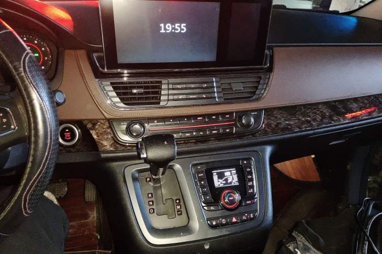 Used SAIC MAXUS G10 2016 2.0T Automatic Flagship Edition Audio And AC Panel