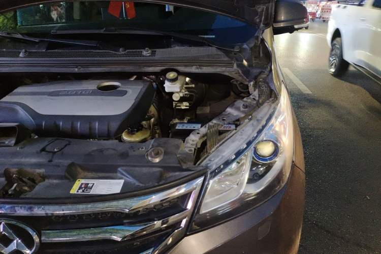 Used SAIC MAXUS G10 2016 2.0T Automatic Flagship Edition Engine Bay Left