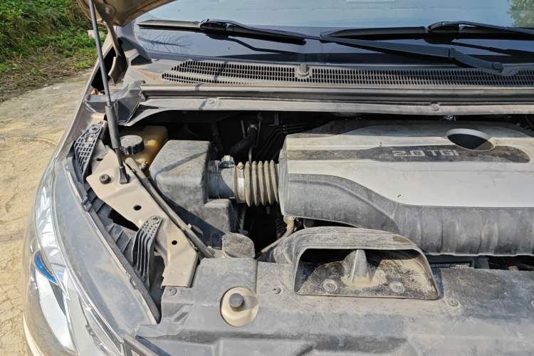 Used SAIC MAXUS G10 2016 2.0T Manual Elite Edition Engine Bay Right