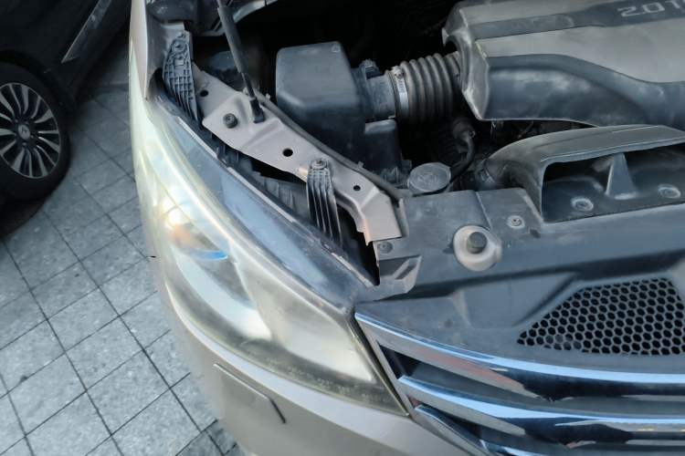 Used SAIC MAXUS G10 2016 2.0T Automatic Executive Edition Engine Bay Right