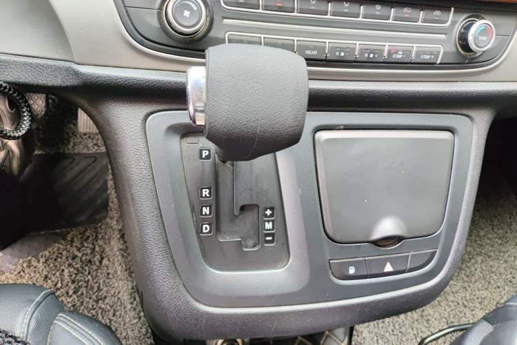 Used SAIC MAXUS G10 2016 2.0T Automatic Elite Edition Gear Lever
