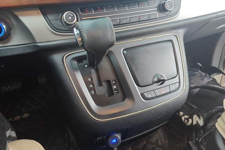 Used SAIC MAXUS G10 2016 2.0T Automatic Elite Edition Gear Lever