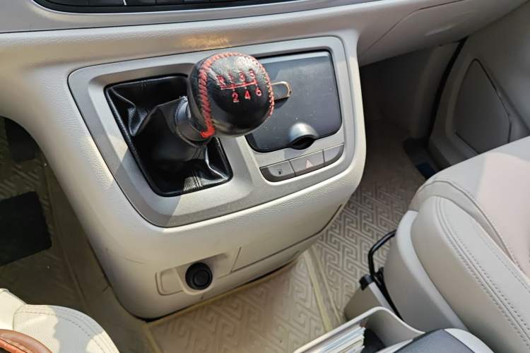 Used SAIC MAXUS G10 2016 2.0T Manual Elite Edition Gear Lever