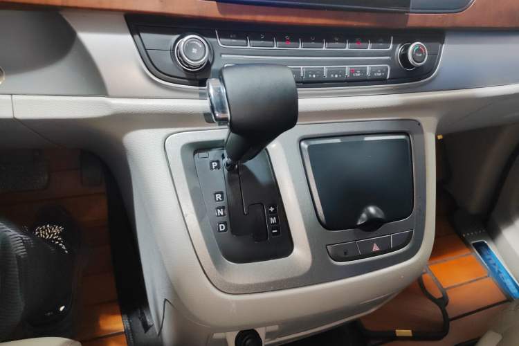 Used SAIC MAXUS G10 2016 2.0T Automatic Elite Edition Gear Lever