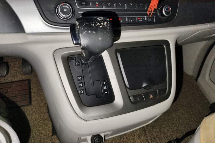 Used SAIC MAXUS G10 2016 2.0T Automatic Elite Edition Gear Lever