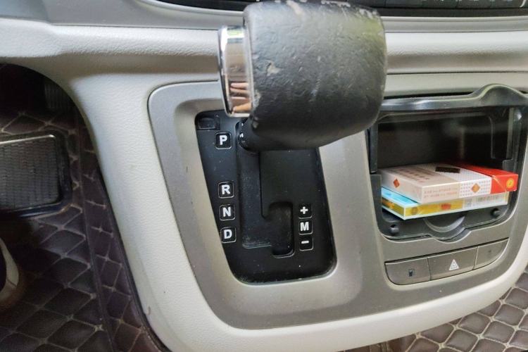 Used SAIC MAXUS G10 2016 2.0T Automatic Fashion Edition Gear Lever