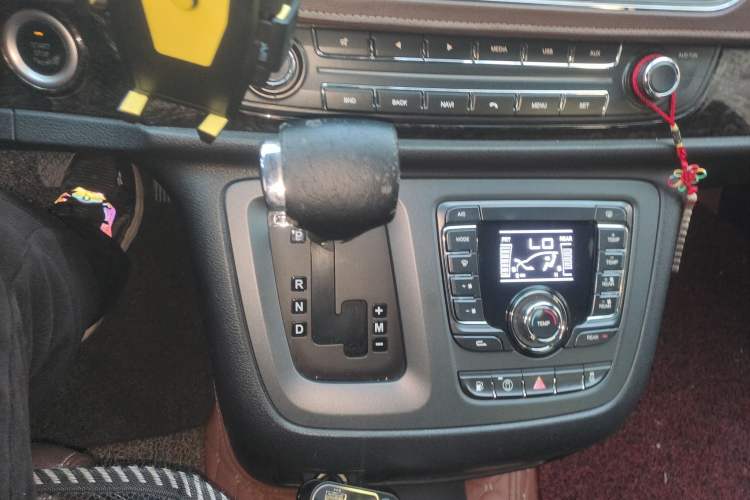 Used SAIC MAXUS G10 2016 2.0T Automatic Luxury Executive Edition Gear Lever
