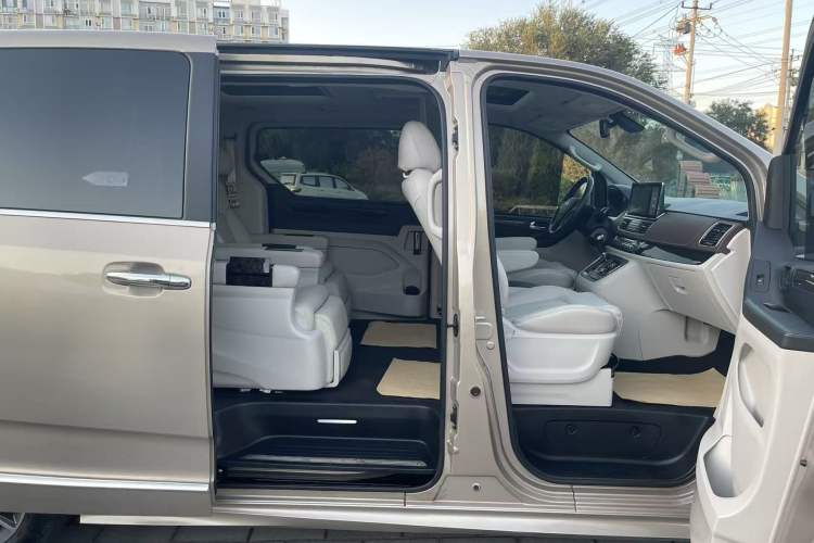 Used SAIC MAXUS G10 2016 2.0T Automatic Flagship Edition Interior 10