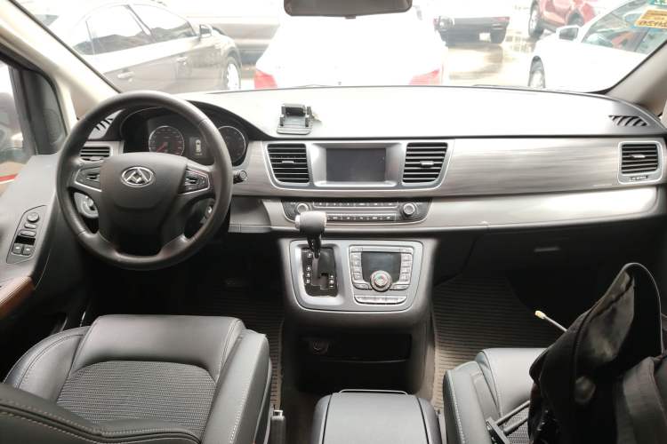 Used SAIC MAXUS G10 2016 2.0T Automatic Elite Edition Interior 2