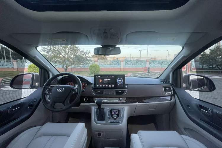 Used SAIC MAXUS G10 2016 2.0T Automatic Flagship Edition Interior 2