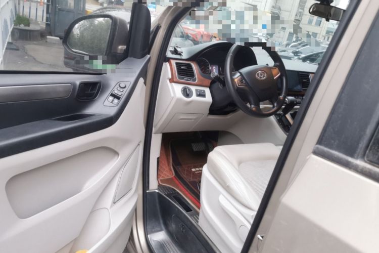 Used SAIC MAXUS G10 2016 2.0T Automatic Elite Edition Interior 3
