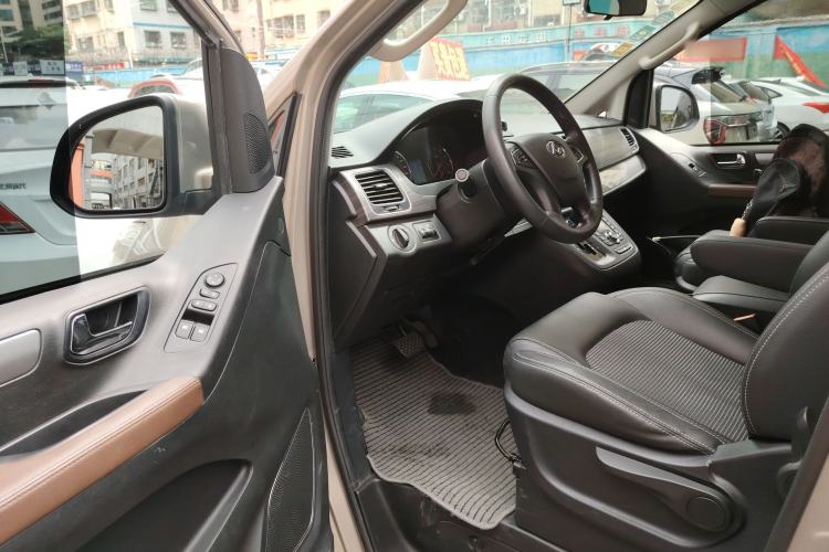 Used SAIC MAXUS G10 2016 2.0T Automatic Elite Edition Interior 3
