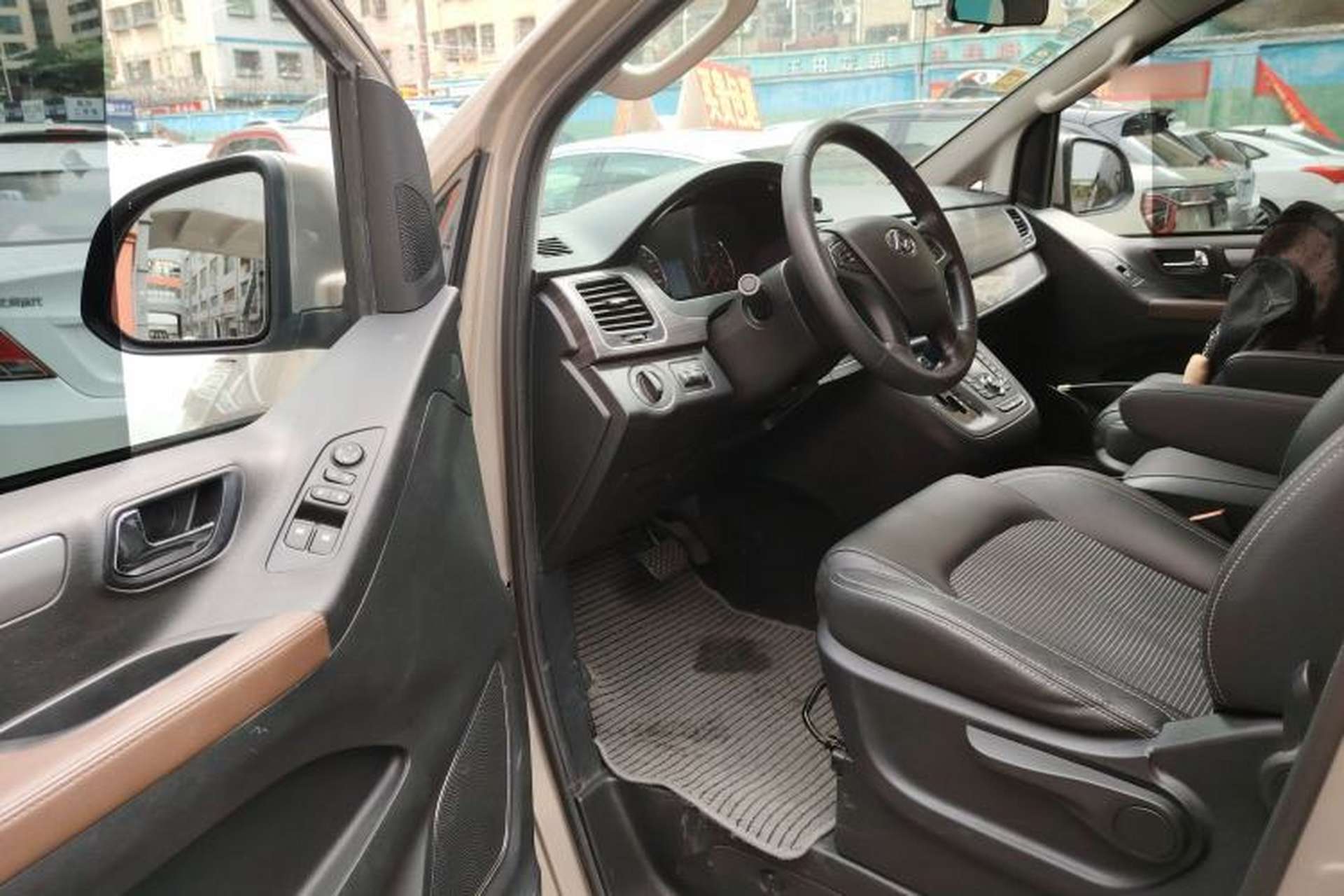 Used SAIC MAXUS G10 2016 2.0T Automatic Elite Edition Interior 3