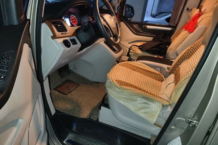 Used SAIC MAXUS G10 2016 2.0T Automatic Elite Edition Interior 3