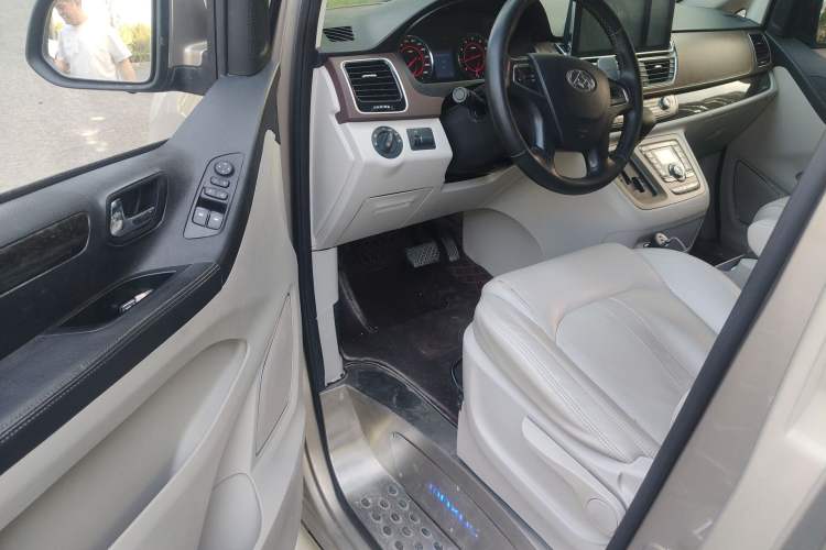 Used SAIC MAXUS G10 2016 2.0T Automatic Flagship Edition Interior 3