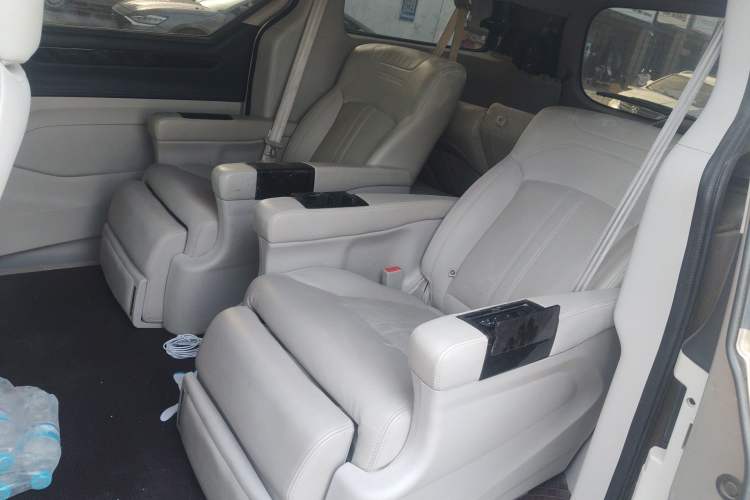 Used SAIC MAXUS G10 2016 2.0T Automatic Flagship Edition Interior 4