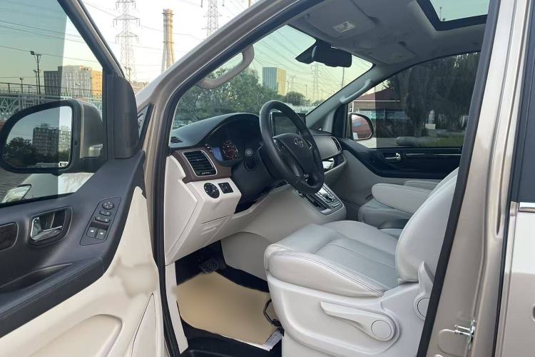Used SAIC MAXUS G10 2016 2.0T Automatic Flagship Edition Interior 4