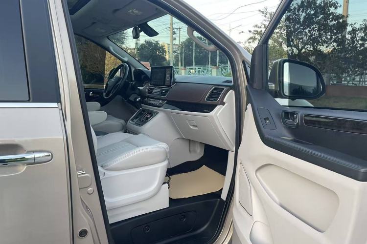 Used SAIC MAXUS G10 2016 2.0T Automatic Flagship Edition Interior 5