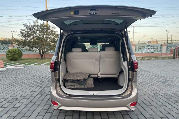 Used SAIC MAXUS G10 2016 2.0T Automatic Flagship Edition Interior 9