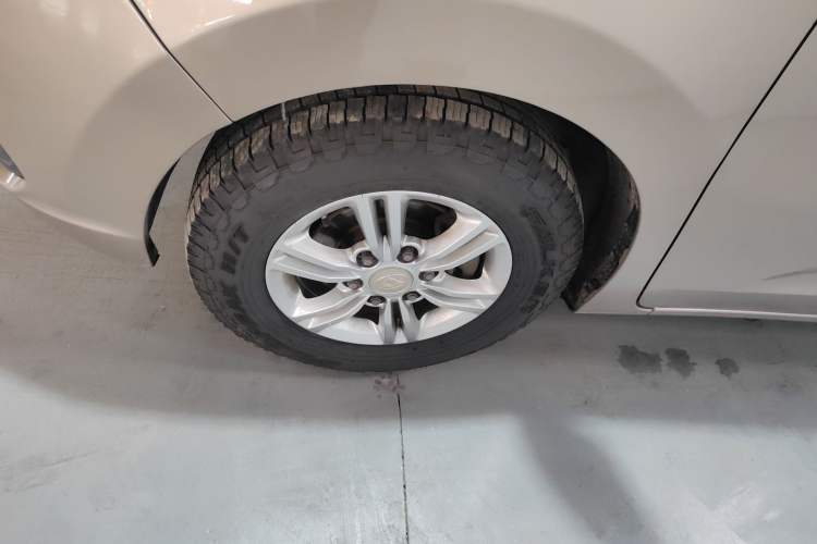Used SAIC MAXUS G10 2016 2.0T Automatic Elite Edition Left Front Wheel Hub