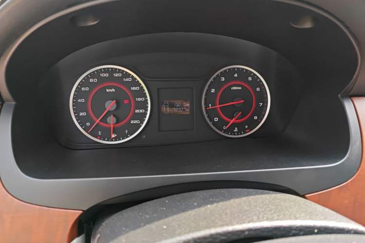 Used SAIC MAXUS G10 2016 2.0T Manual Elite Edition Odometer Close Up