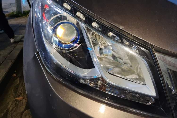 Used SAIC MAXUS G10 2016 2.0T Automatic Flagship Edition Right Front Headlight