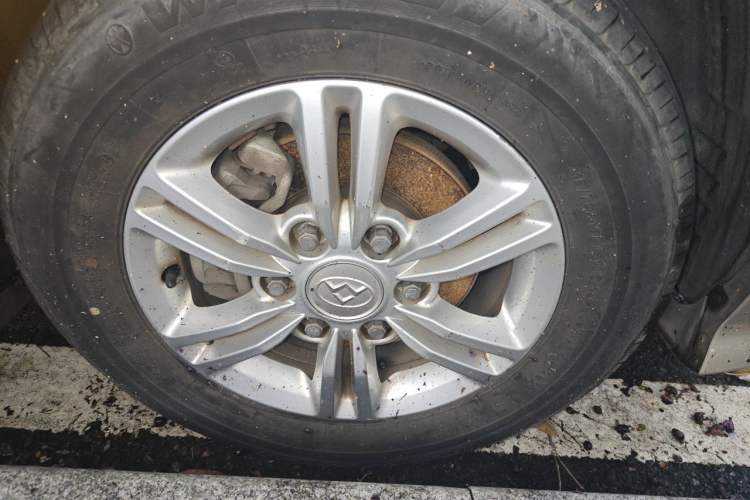 Used SAIC MAXUS G10 2016 2.0T Automatic Elite Edition Right Front Wheel Hub