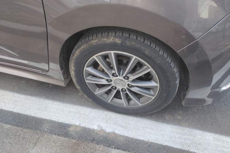 Used SAIC MAXUS G10 2016 2.0T Automatic Luxury Executive Edition Right Front Wheel Hub
