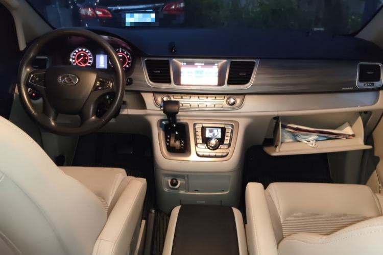 Used SAIC MAXUS G10 2016 2.0T Automatic Elite Edition Center Console