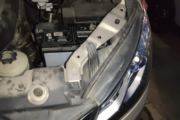 Used SAIC MAXUS G10 2016 2.0T Automatic Elite Edition Engine Bay Left
