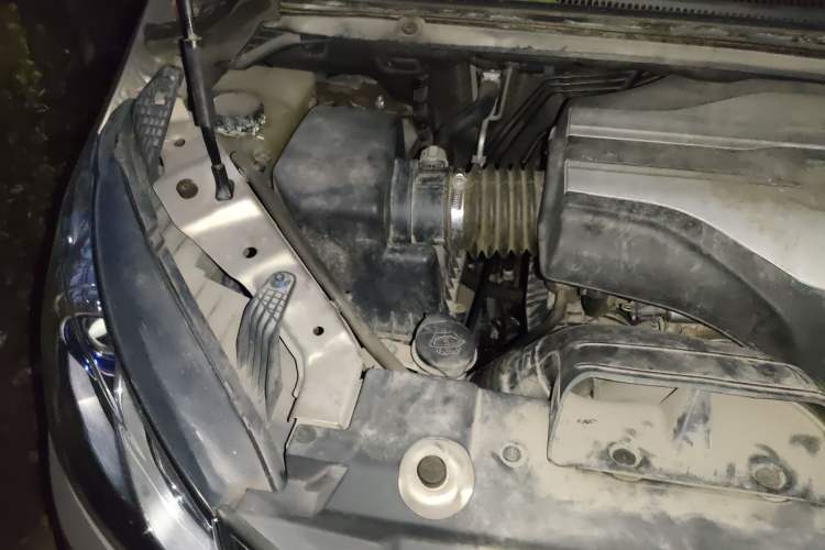 Used SAIC MAXUS G10 2016 2.0T Automatic Elite Edition Engine Bay Right