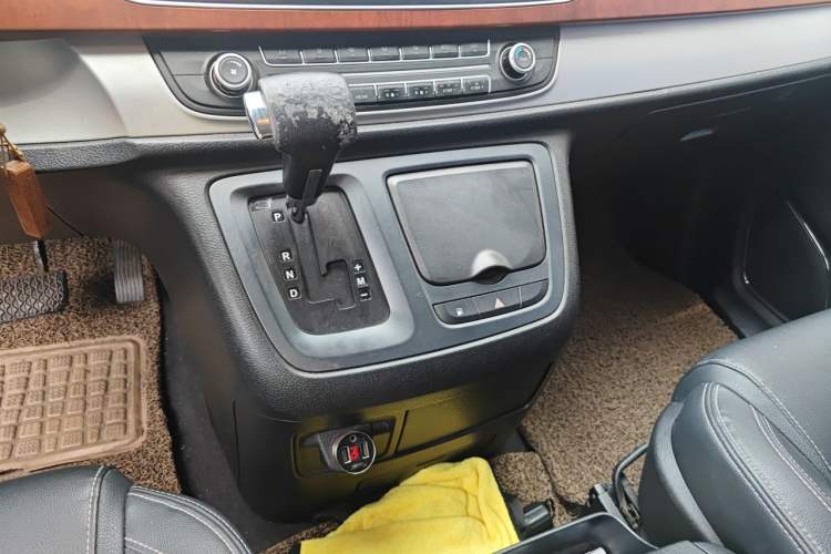 Used SAIC MAXUS G10 2016 2.0T Automatic Elite Edition Gear Lever