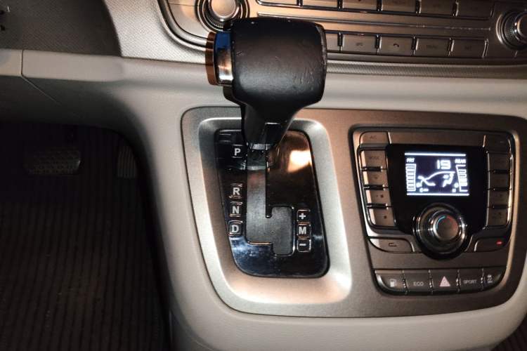 Used SAIC MAXUS G10 2016 2.0T Automatic Elite Edition Gear Lever